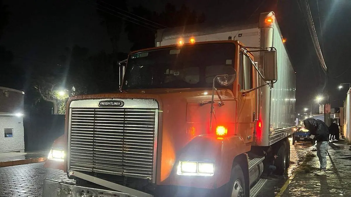 Camión de carga y taxi se estampan en el centro de Tehuacán